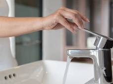 Jak podłączyć kran do umywalki?