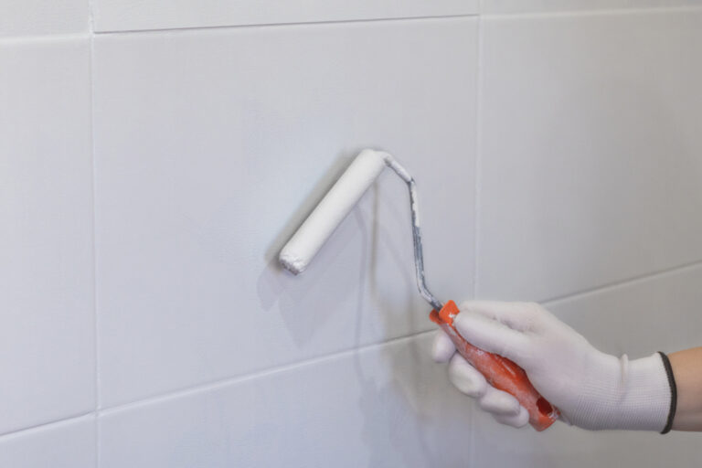 Malowanie płytek w łazience – sposób na metamorfozę bez generalnego remontu